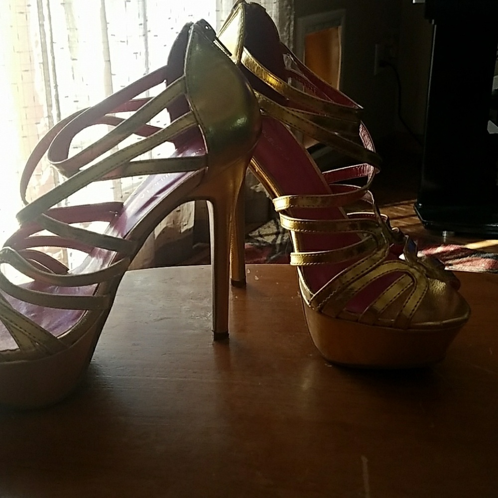 Gold pumps